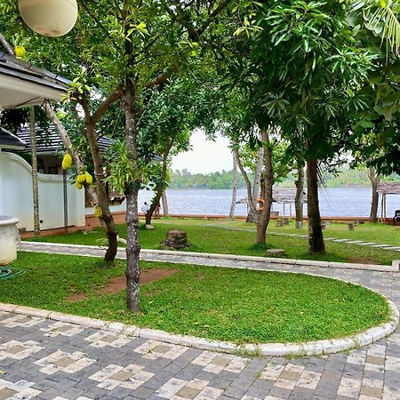 Apartamento Waterfront By Palmyra Kollam Exterior foto